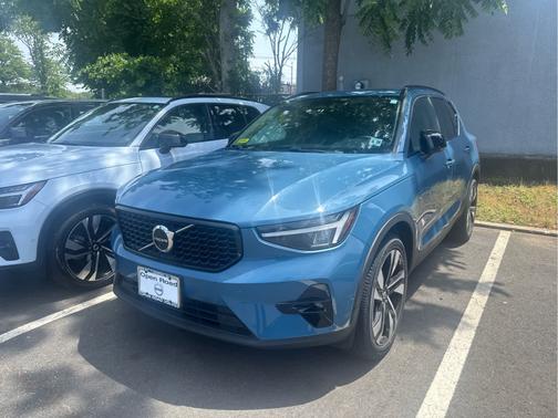 2023 Volvo XC40 B5 AWD Plus Dark