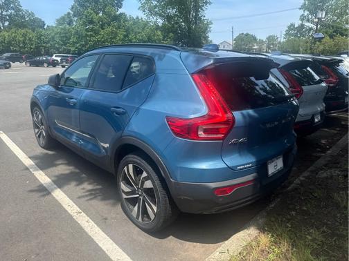 2023 Volvo XC40 B5 AWD Plus Dark