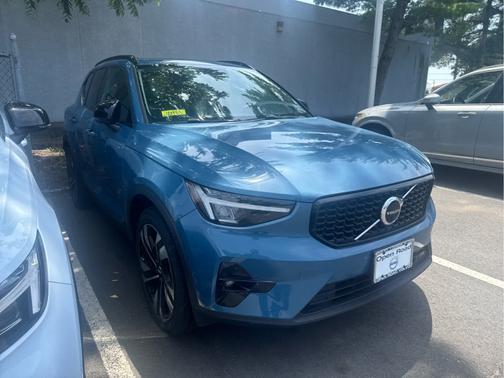 2023 Volvo XC40 B5 AWD Plus Dark