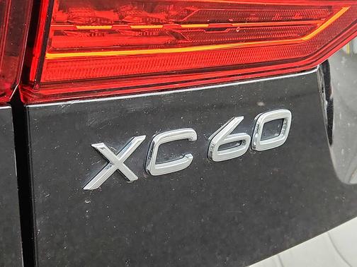 2024 Volvo XC60 B5 Plus Dark