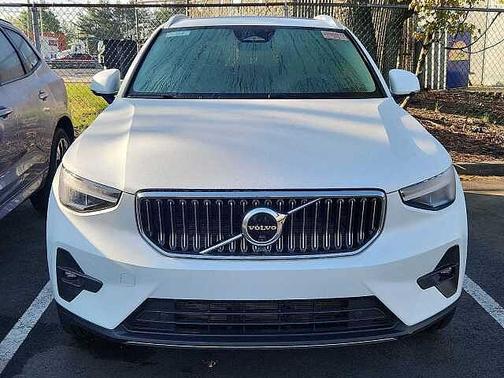 Crystal White 2023 Volvo XC40 Plus