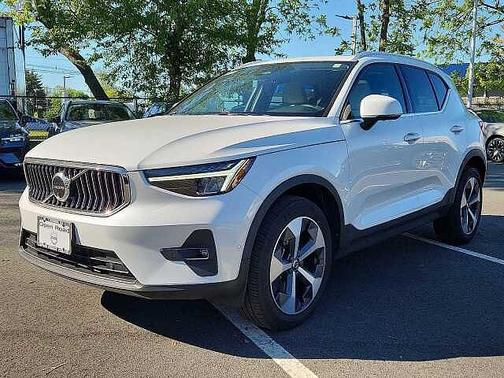 Crystal White 2023 Volvo XC40 Plus