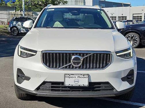 Crystal White 2023 Volvo XC40 Plus