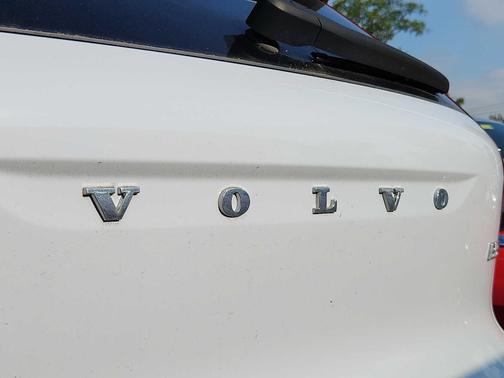 2024 Volvo XC40 B5 Ultimate Dark