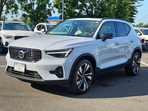 2024 Volvo XC40 B5 Ultimate Dark