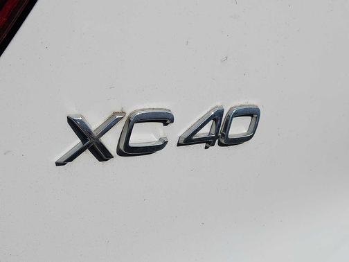2024 Volvo XC40 B5 Ultimate Dark