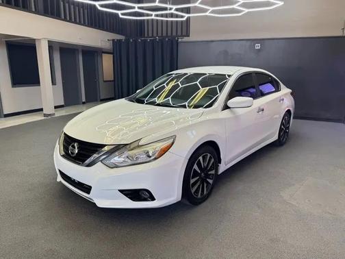 White 2018 Nissan Altima 2.5 SV