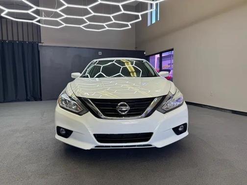 White 2018 Nissan Altima 2.5 SV
