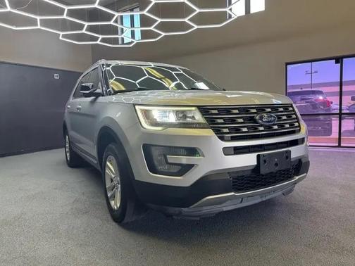 Ingot Silver Metallic 2017 Ford Explorer XLT