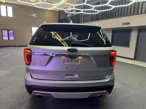 Ingot Silver Metallic 2017 Ford Explorer XLT