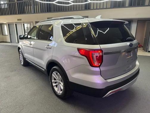 Ingot Silver Metallic 2017 Ford Explorer XLT