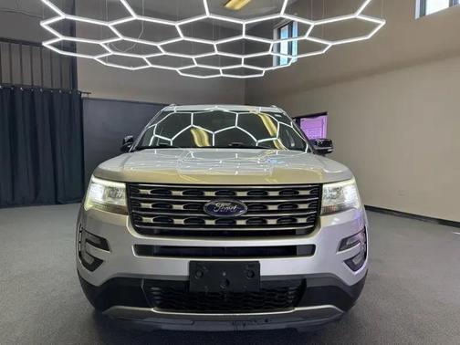 Ingot Silver Metallic 2017 Ford Explorer XLT