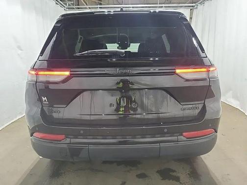 Diamond Black Crystal Pearlcoat 2023 Jeep Grand Cherokee Limited