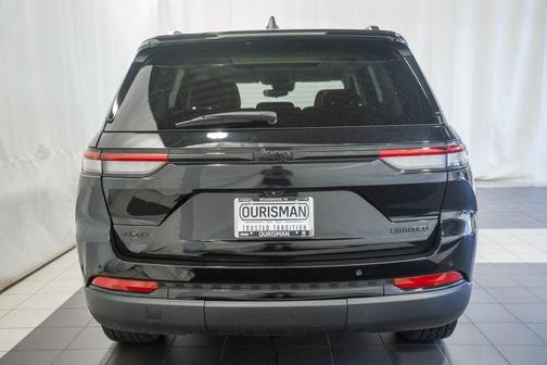 Diamond Black Crystal Pearlcoat 2023 Jeep Grand Cherokee Limited