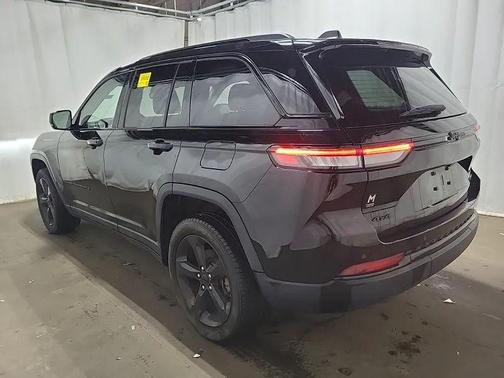 Diamond Black Crystal Pearlcoat 2023 Jeep Grand Cherokee Limited