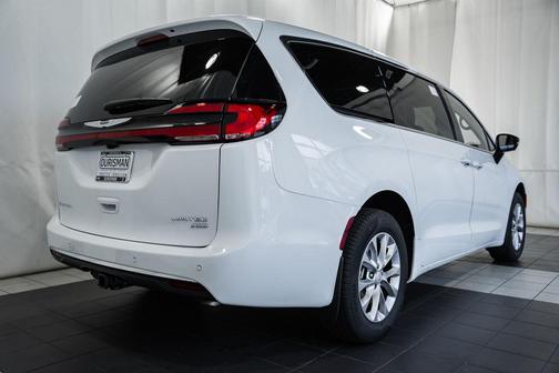 Bright White Clearcoat 2026 Chrysler Pacifica Limited