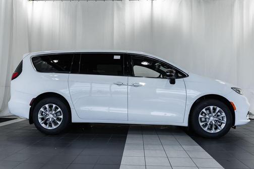 Bright White Clearcoat 2026 Chrysler Pacifica Limited