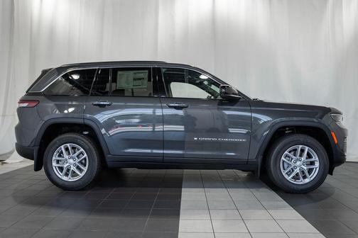 Baltic Gray Metallic Clearcoat 2026 Jeep Grand Cherokee Laredo