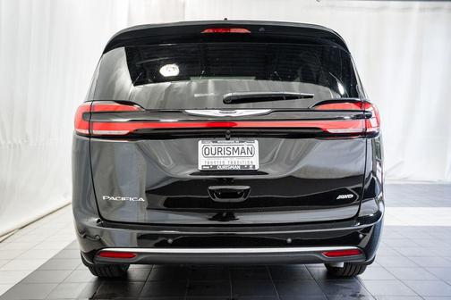 Diamond Black Crystal Pearlcoat 2026 Chrysler Pacifica L