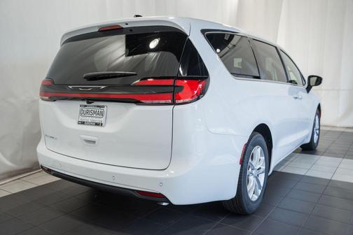 Bright White Clearcoat 2027 Chrysler Pacifica L