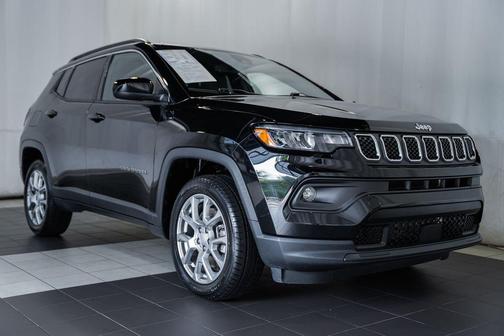 Diamond Black Crystal Pearlcoat 2023 Jeep Compass Latitude Lux