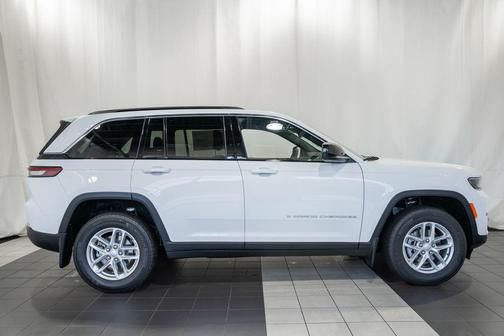 Bright White Clearcoat 2026 Jeep Grand Cherokee Laredo