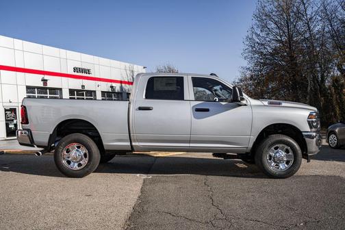 2026 RAM 2500 Tradesman Crew Cab 4x4 6'4' Box