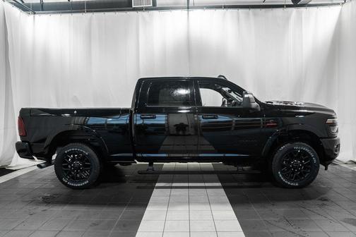 Diamond Black Crystal Pearlcoat 2026 RAM 2500 Limited Crew Cab 4x4 6'4' Box