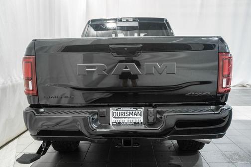 Diamond Black Crystal Pearlcoat 2026 RAM 2500 Limited Crew Cab 4x4 6'4' Box