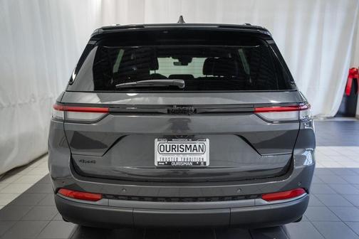 Baltic Gray Metallic Clearcoat 2026 Jeep Grand Cherokee Altitude