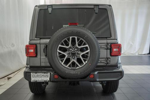 Granite Crystal Metallic Clearcoat 2026 Jeep Wrangler 4-Door Sahara 4x4