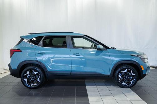 Pluton Blue 2024 Kia Seltos EX