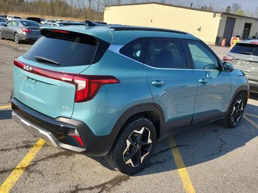 Pluton Blue 2024 Kia Seltos EX