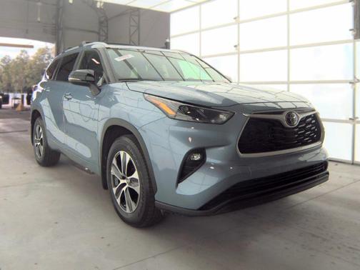 Moon Dust 2023 Toyota Highlander XLE