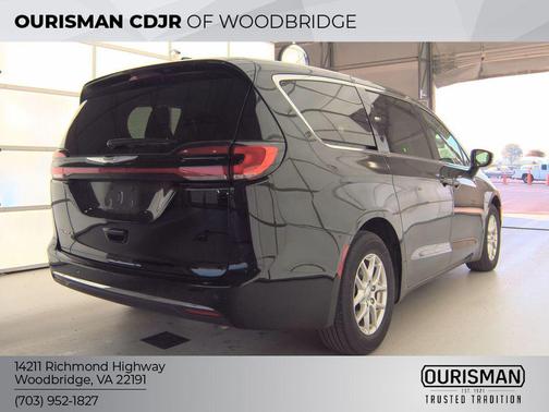 Diamond Black Crystal Pearlcoat 2024 Chrysler Pacifica Touring L