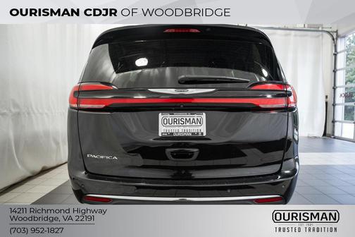 Diamond Black Crystal Pearlcoat 2024 Chrysler Pacifica Touring L