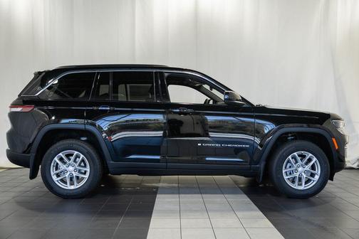 Diamond Black Crystal Pearlcoat 2026 Jeep Grand Cherokee Altitude