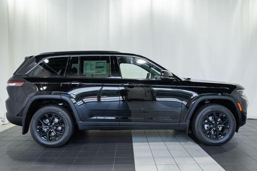 Diamond Black Crystal Pearlcoat 2026 Jeep Grand Cherokee Altitude