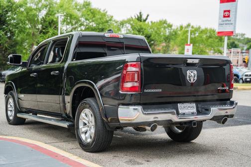 Diamond Black Crystal Pearlcoat 2022 RAM 1500 Laramie