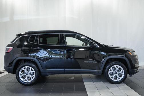 Diamond Black Crystal Pearlcoat 2025 Jeep Compass Latitude