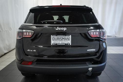 Diamond Black Crystal Pearlcoat 2025 Jeep Compass Latitude
