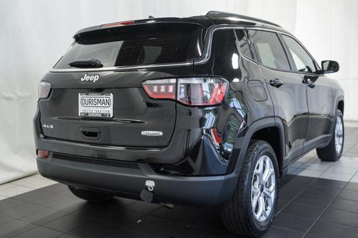 Diamond Black Crystal Pearlcoat 2025 Jeep Compass Latitude