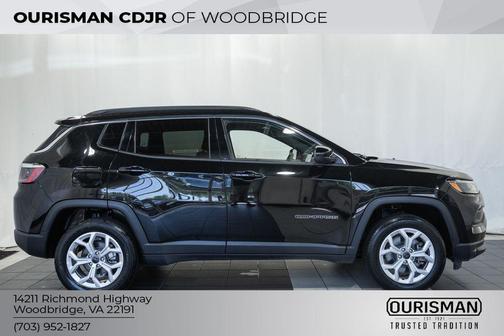 Diamond Black Crystal Pearlcoat 2025 Jeep Compass Latitude