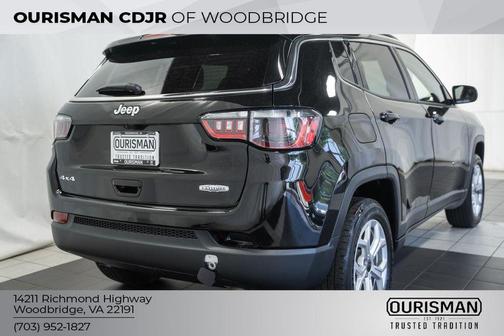 Diamond Black Crystal Pearlcoat 2025 Jeep Compass Latitude