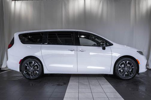 2026 Chrysler Pacifica L