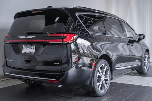 Diamond Black Crystal Pearlcoat 2026 Chrysler Pacifica L