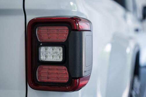 Bright White Clearcoat 2020 Jeep Gladiator Overland