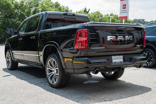 Diamond Black Crystal Pearlcoat 2025 RAM 1500 ST