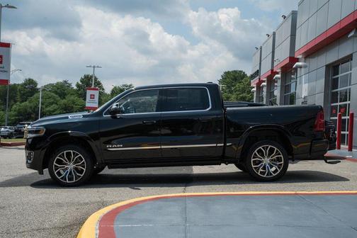 Diamond Black Crystal Pearlcoat 2025 RAM 1500 ST
