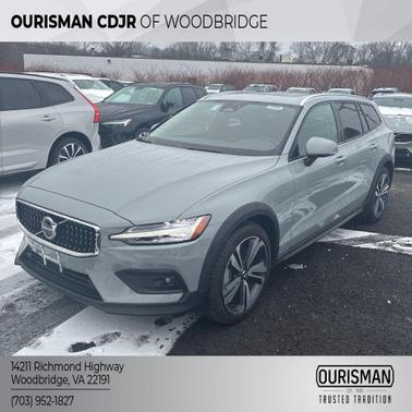 2025 Volvo V60 Cross Country Plus, B5 AWD Gas (mild hybrid)